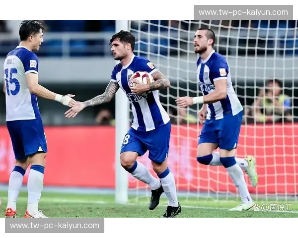 沪上深蓝交织北境铁血：申花与长春的这一战，不止是足球的博弈，更是灵魂的碰撞